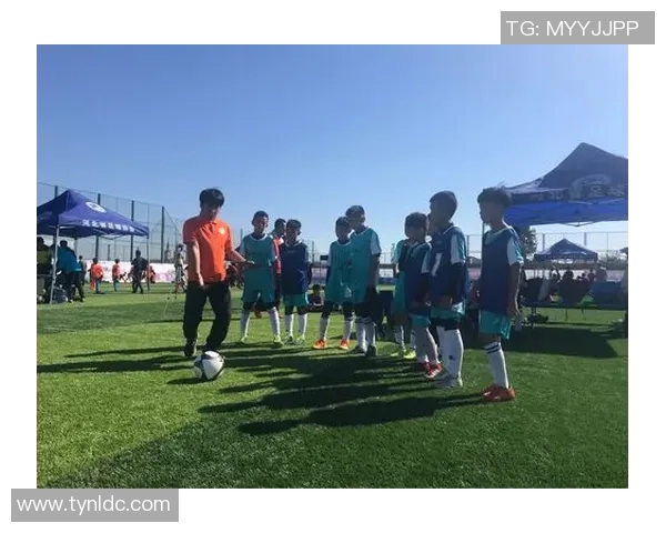 足球巨星炫酷发型滑道展示潮流与运动激情魅力之旅 足球巨星炫酷发型滑道展示潮流与运动激情魅力之旅