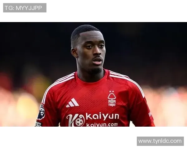 足球球星拿木棍耍帅瞬间引发热议 谁是这一幕背后的焦点人物