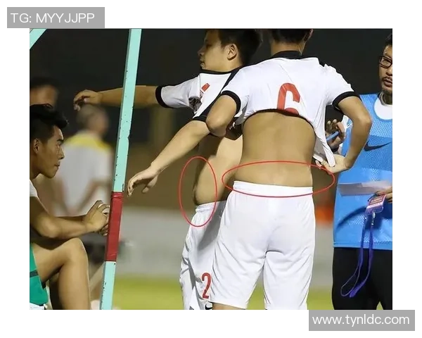 足球球星腹肌训练成果展现引发热议健身话题讨论